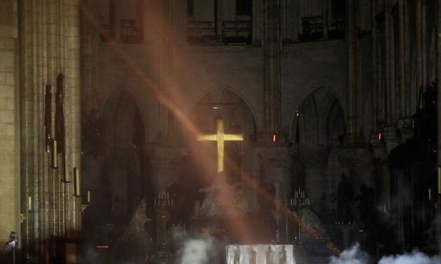 МВД Франции заявило о «взятии под контроль» пожара в соборе Парижской Богоматери 