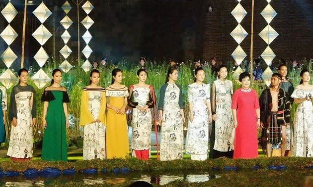 В городе Хюэ прошел Фестиваль традиционных платьев «ао-зай»