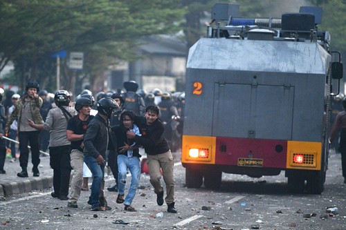 В результате столкновений в Джакарте пострадало много людей