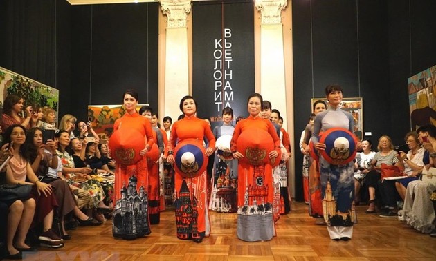 Вьетнамское национальное женское платье «ао-зай» покорило сердца российских зрителей