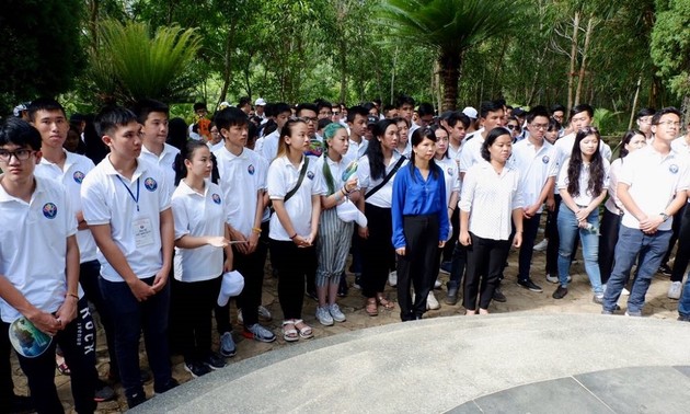 Летний лагерь 2019: молодые вьетнамские эмигранты посетили провинцию Куангнгай