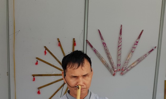 О слепом артисте Нгуен Тиен Конге, который замечательно играет носом на флейте