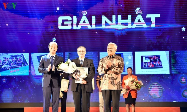 Церемония вручения призов победителям викторины об исторических визитах Президента Хо Ши Мина в Индонезию и Президента Сукарно во Вьетнам