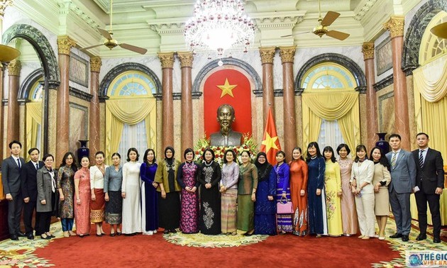 Вице-президент СРВ Данг Тхи Нгок Тхинь приняла группу женщин Сообщества АСЕАН