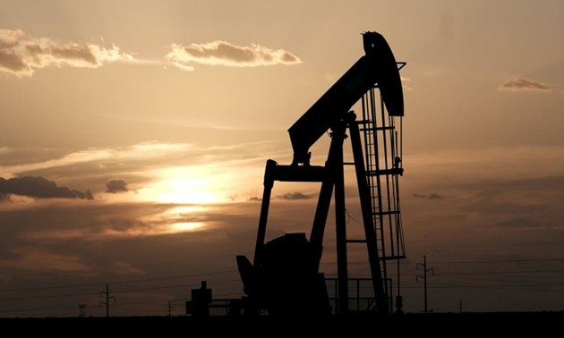 Цена на нефть Brent падает на 30%