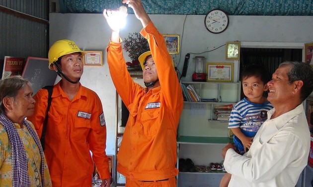 Во Вьетнаме снижают цены на электричество для жителей и предприятий на три месяца