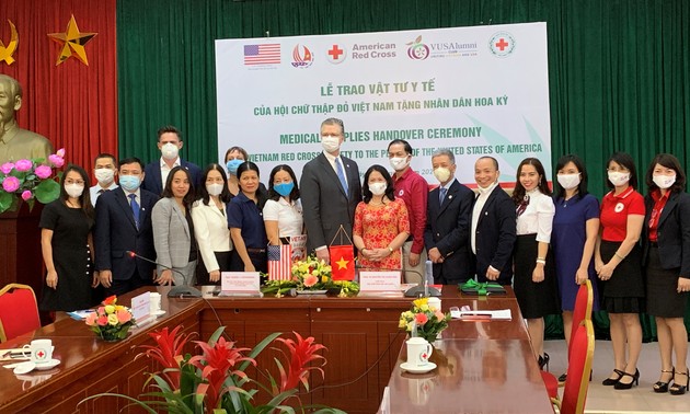 Вьетнам передал медицинские маски в дар США