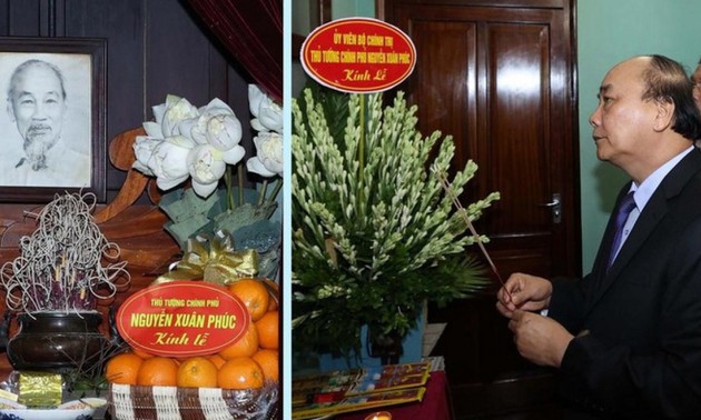 Премьер-министр Нгуен Суан Фук зажег благовония в память о Дяде Хо