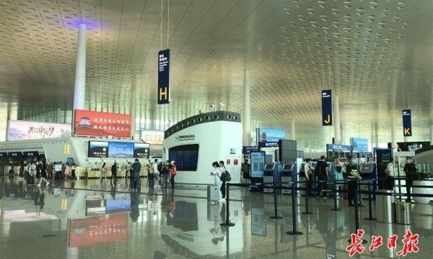 Китайский Ухань постепенно возобновляет авиасообщение из Китая в ЮВА