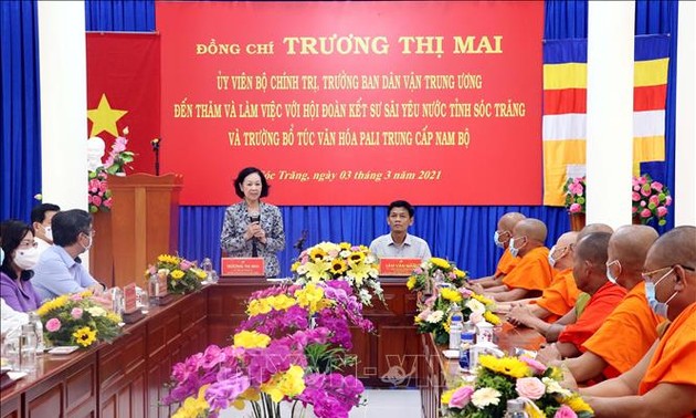 Заведующая Отделом ЦК КПВ по работе с народными массами Чыонг Тхи Май посетила Общество солидарности монахов-патриотов провинции Шокчанг