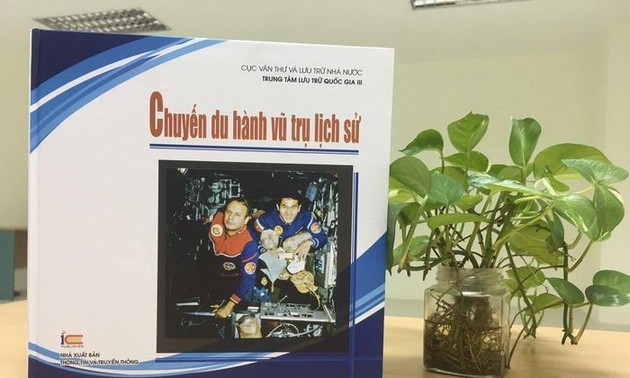 Запуск бумажной вьетнамской версии книги «Историческая космическая экспедиция»
