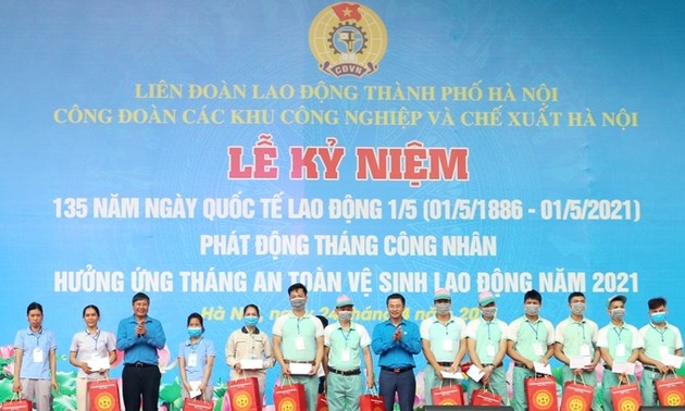 Во многих провинциях и городах Вьетнама начался Месячник рабочих 2021 года