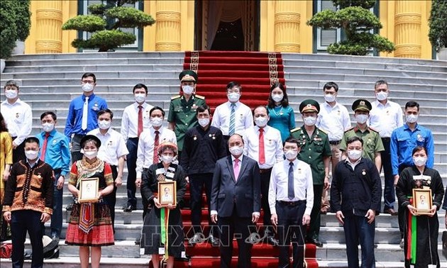 Президент Нгуен Суан Фук: необходимо продолжить укреплять дух всенародной солидарности 