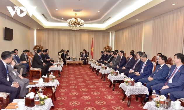 Председатель НСВ Выонг Динь Хюэ принял секретаря, губернатора провинции Тямпасак