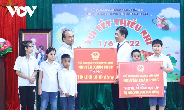 Президент Нгуен Суан Фук навестил и вручил подарки детям-инвалидам в уезде Чыонгми города Ханоя