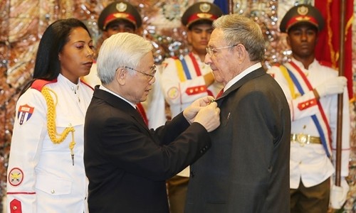 Nguyen Phu Trong총서기장, Raul Castro Ruz 쿠바 공화국 주석에게 황성 훈장 수여