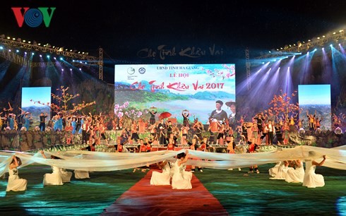 특색있는 커우바이 (Khâu Vai ) 사랑시장 축제