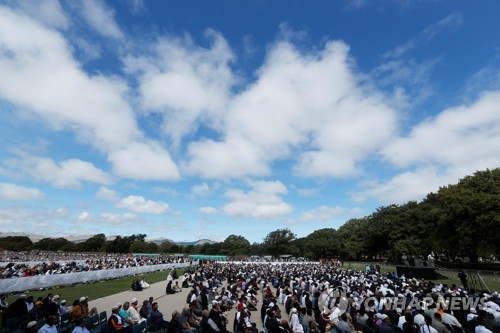 뉴질랜드 참사현장 2만명 모여 추모…아던 총리 "우리는 하나"