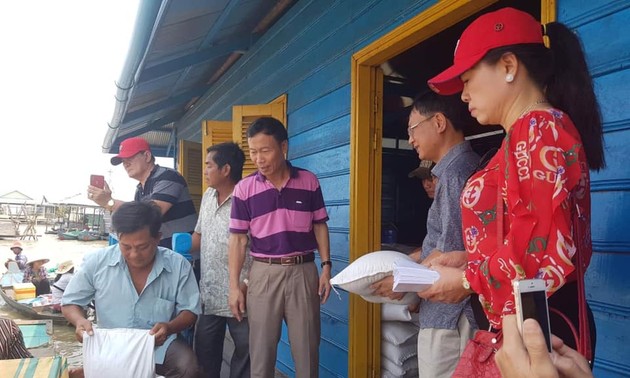 Đoàn công tác Đại sứ quán Việt Nam tại Campuchia tặng quà cho bà cho Việt kiều nghèo tại Pursat và Battambang