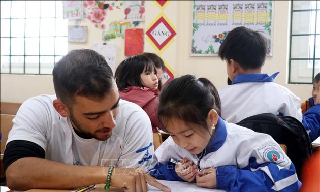 Tình nguyện viên Israel dạy học cho trẻ vùng cao Lào Cai 