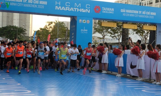 Gần 10.000 người tham gia giải chạy marathon đón năm mới