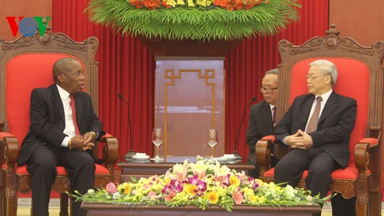 Sekjen KS PKV Nguyen Phu Trong menerima Sekjen Partai Fron Pembebasan Mozambich 