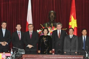 Memperkuat  hubungan persahabatan antara dua lembaga legislatif  Vietnam dan  Polandia