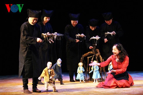 Acara pertunjukan boneka tali : "Mliwis terkena racun” dan kerjasama panggung Vietnam- Jepang