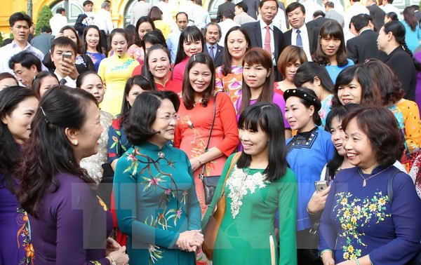 Wapres Vietnam, Dang Thi Ngoc Thinh menerima para Guru tipikel dari  seluruh negeri