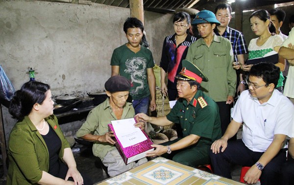 Wakil Ketua MN Vietnam, Do Ba Ty  melakukan kontak pemilih dengan angkatan bersenjata propinsi Lao Cai