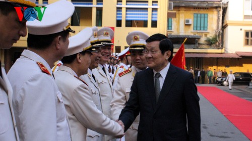 Президент СРВ поздравил милиционеров Ханоя и сотрудников ОКК Вьетнама c Тэтом