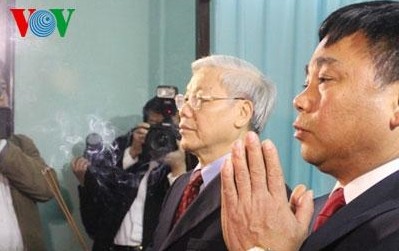 Генсек ЦК КПВ возжёг благовония в память о президенте Хо Ши Мине