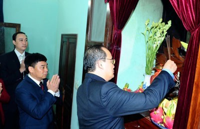 Председатель ЦК ОФВ приподнес благовония в память о Хо Ши Мине