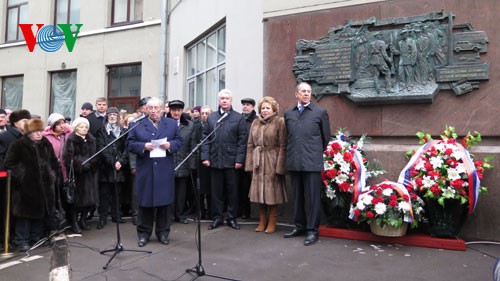 Россия установила мемориальную доску в честь сотрудников НКИД