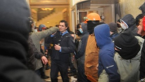 Демонстранты в Киеве продолжают нападения на полицию