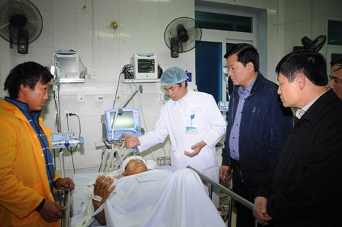 Министр Динь Ла Тханг прибыл в Лайтяу для проверки ликвидации последствий обвала висячего моста