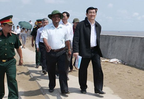 Президент СРВ Чыонг Тан Шанг проверил дамбы в провинциях Чавинь и Шокчанг