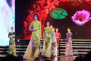 В г.Хошимине состоялся первый фестиваль традиционных платьев «аозяй»