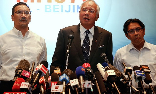 Малайзийский премьер: пока невозможно подтвердить, что пропавший самолет подвергся угону