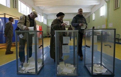 В Крыму проходит референдум о статусе автономии