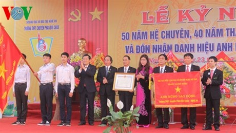 Президент СРВ присвоил коллективу спецшколы имени Фан Бой Тяу в провинции Нгеан звание «Героя труда»