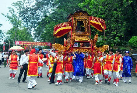 В провинции Футхо прошла церемония шествия с троном королей Хунгов