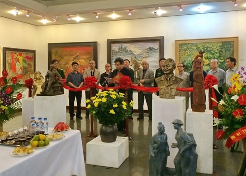 В Ханое проходит выставка, посвященная 60-летию победы при Диенбиенфу