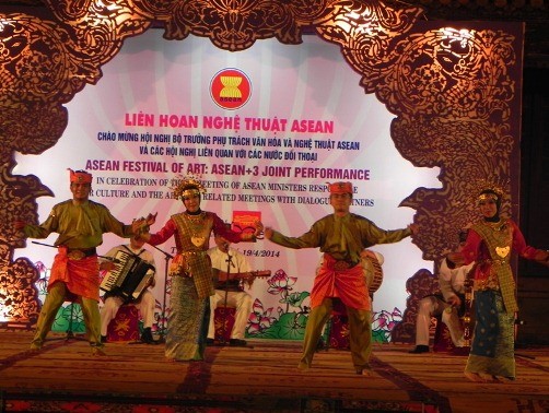 Фестиваль Хюэ-2014 : впечатляющий вечерний концерт АСЕАН