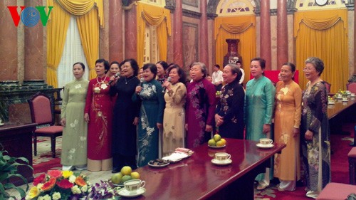 Вице-президент CРВ Нгуен Тхи Зоан приняла бывших политзаключенных г.Хошимина