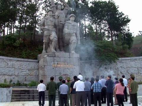 Тонг Тхи Фонг посетила памятник погибшим за Родину молодым добровольцам в Шонла