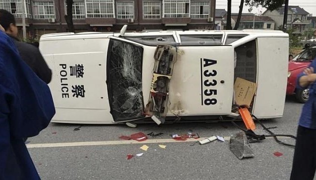 В результате столкновений с полицейскими на востоке Китая пострадали многие люди