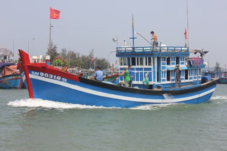 Рыбаки провинции Куангнгай продолжают выходить в море