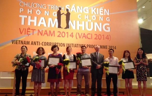 Вручены призы авторам 19 лучших проектов в программе антикоррупционных инициатив Вьетнама-2014