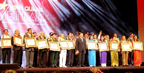 Программа «Слава Вьетнаму 2014»: чествование лучших частных лиц и коллективов